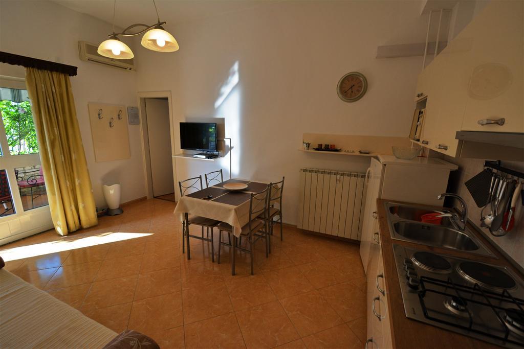 Apartments Nela Porec Bagian luar foto